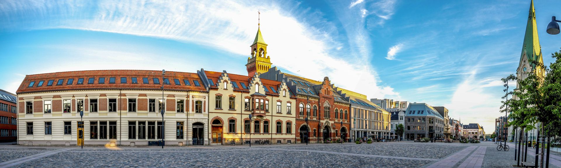 Charmantes Stadtbild eines historischen europäischen Platzes mit farbenfroher Architektur, Kopfsteinpflaster und lebendigem Himmel, der einen einladenden Blick auf das kulturelle Erbe und das lebendige Stadtdesign bietet 