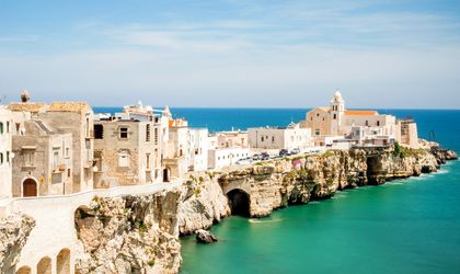 Eine Hafenstadt mit vielen Booten und Gebäuden.