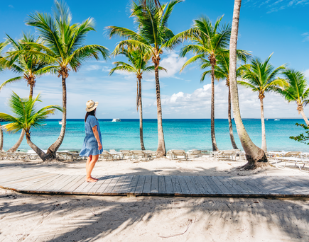 Frau schaut zum Meer