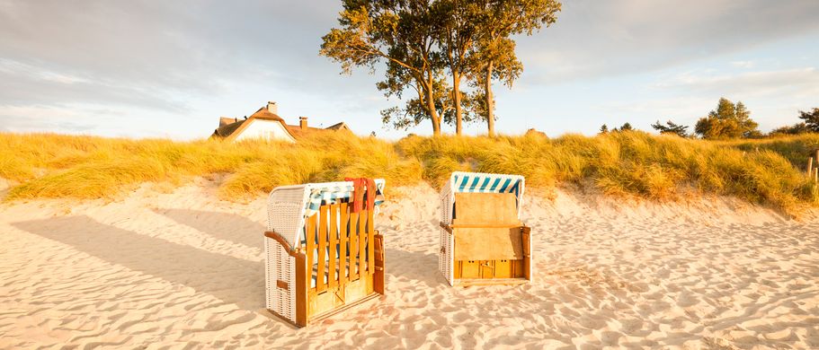 Ferienhaus Urlaub Deutschland Strandkörbe im Abendlicht