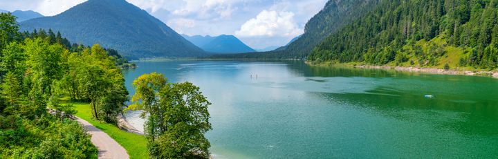 blick auf eine idyllische Seenlandschaft
