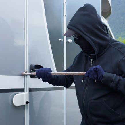 Info Camper Handbuch Wohnmobil Urlaub Maskierter Mann bricht in Wohnmobil ein