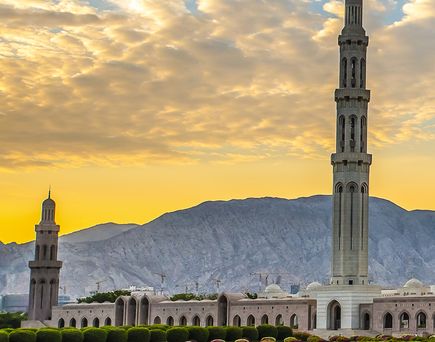 Ein Turm oder Minarett bei Sonnenuntergang in Dubai.
