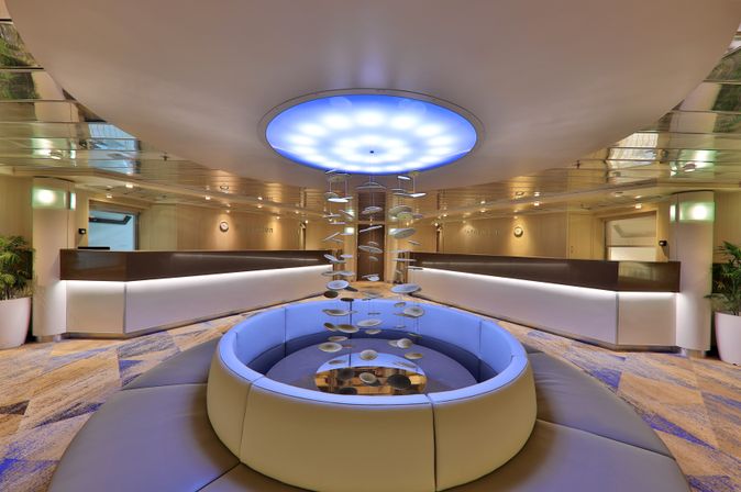 Eine moderne Rezeption oder ein Informationsbereich auf einem Schiff.