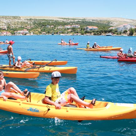Camping Kroatien Urlaub Kinder in Paddelboot im Meer
