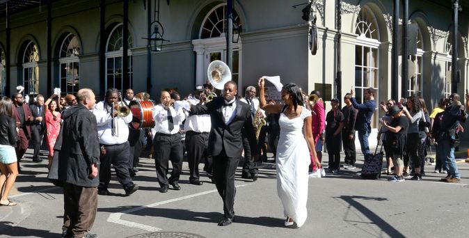 New Orleans Wedding Parade Paar heiratet 