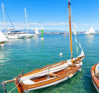 Ein traditionelles Segelboot im Hafen.