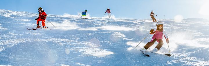 Mehrere Skifahrer auf dem Abhang am Fahren