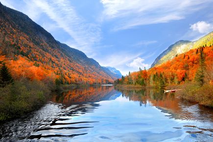 See in Quebec mit goldenen Bäumen eingefasst