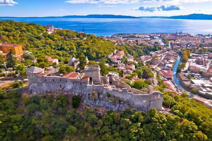 Eine Luftaufnahme einer Festung oder Burg auf einem Hügel.