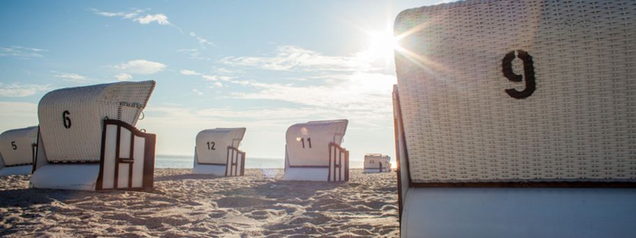 Ein Strandkorb am Strand.
