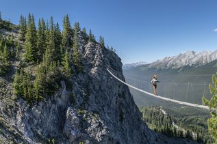 Eine Person geht über die Via Ferrata, ein Klettersteig am Mount Norquay in Banff
