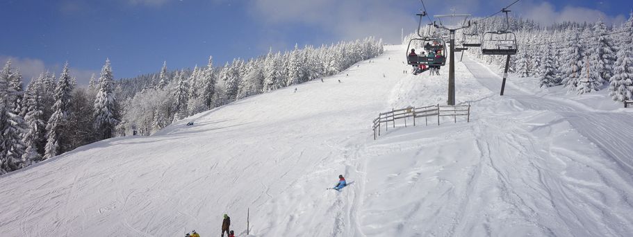 Breite Pisten und viel Schnee in Medvědín