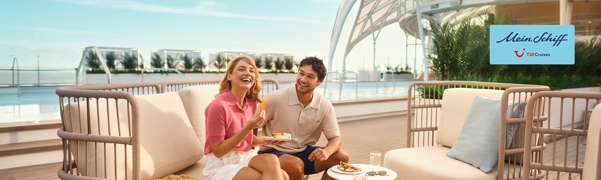 Paar sitzt an Deck der neuen Mein Schiff Flow
