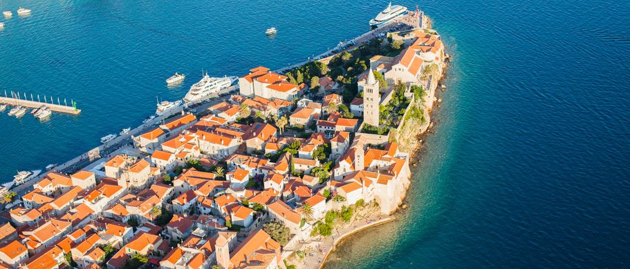 Kroatien Inseln Urlaub Rab Luftaufnahme einer Stadt am Meer