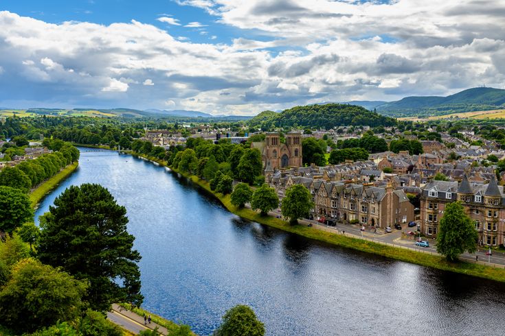 Blick auf die Stadt Inverness, welche an einem Fluss liegt.