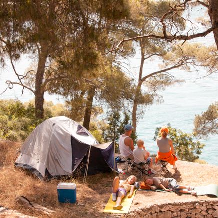 Camping Dalmatien Urlaub Familie mit Zelt am Wasser