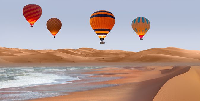 Heißluftballonfahrt über die Wüstenlandschaft