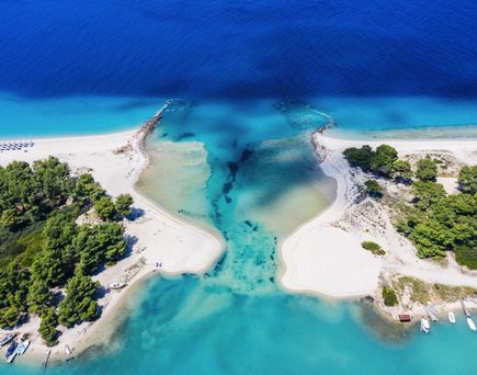 Eine Luftaufnahme einer Lagune mit türkisfarbenem Wasser.