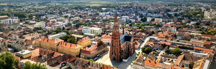 Ein Wasserturm in einer Stadt.
