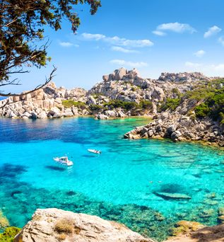 Blick auf eine kleine Bucht mit kristallklarem Wasser auf Sardinien