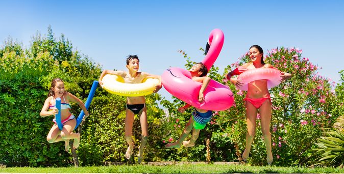 Familie am Pool im Ferienhaus