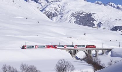 Der Glacier Express im Schnee