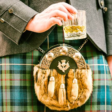 Whisky gehört so sehr zu Schottland wie der obligatorische Rock im Schottenmuster 