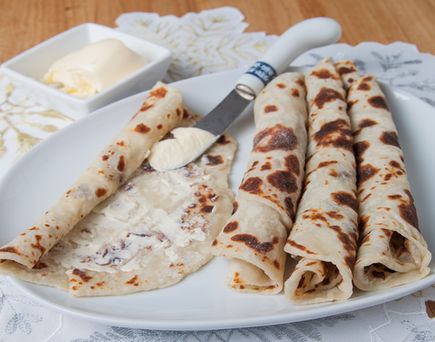 Eine Platte mit traditionellem norwegischem Lefse (Fladenbrot) mit Füllung.
