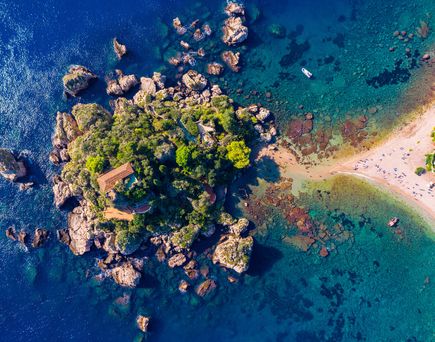 Eine Luftaufnahme einer Insel mit türkisfarbenem Wasser.