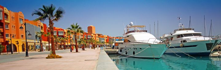 Marina in Hurghada, Boot steht im HAfen