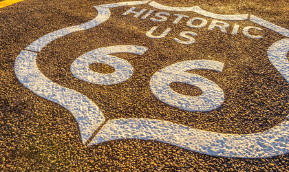 Straße mit dem Route 66 Logo