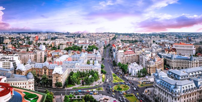 Grad Blick über Bukarest mit vielen impulsanten Gebäuden.