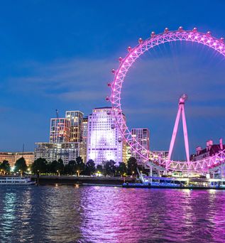 Blick über die Themse auf London und ein rosafarbenes Riesenrad