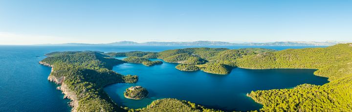 Eine Luftaufnahme einer Insel mit türkisfarbenem Wasser.