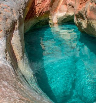 Ein türkisfarbenes Wasserbecken im Freien.