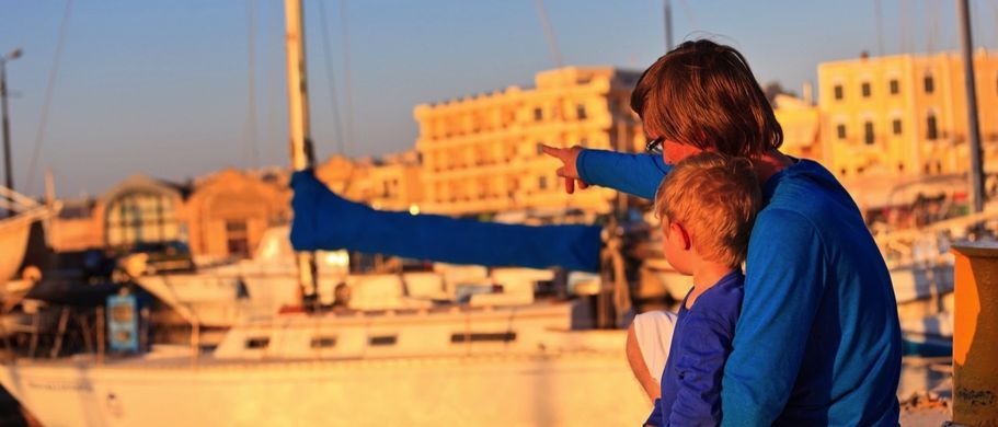 Vater und Sohn beobachten Boote.