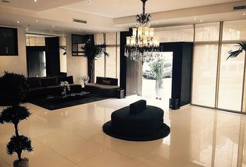 Hotel, The Seven
