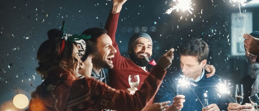 Freunde feiern Silvester