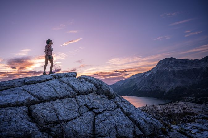 Eine Person befindet sich auf der Spitze des Bears Hump Mountain