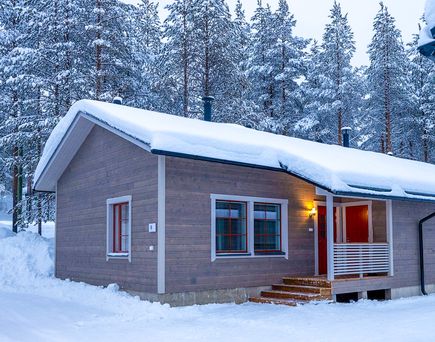 Außenansicht einer Schneebedeckten Hütte