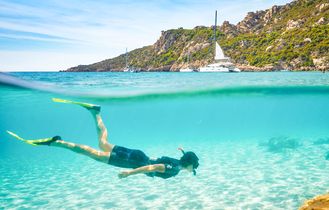 Mann schnorchelt im Meer