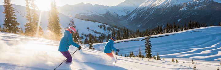 Skifahrer beim Sonnenuntergang