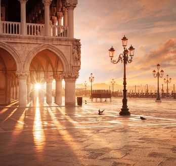 Der Markusplatz in Venedig bei Sonnenuntergang, mit der Campanile.
