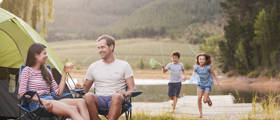 Familie vor Zelt