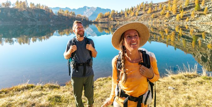 Wandererpaar mit See im Hintergrund