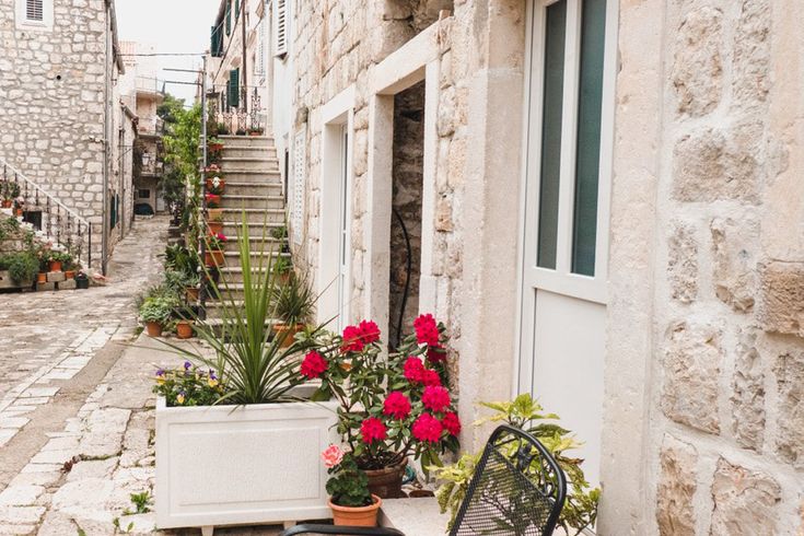 Ein Balkon mit Blumen vor einem alten Gebäude.