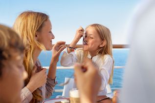 Familie isst etwas auf einem Schiff