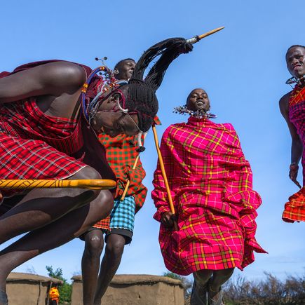 Maasai Mara Männer zeigen einen traditionellen Maasai Sprung Tanz