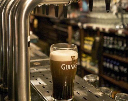 Nahaufnahme von Biergläsern an einer Bar.